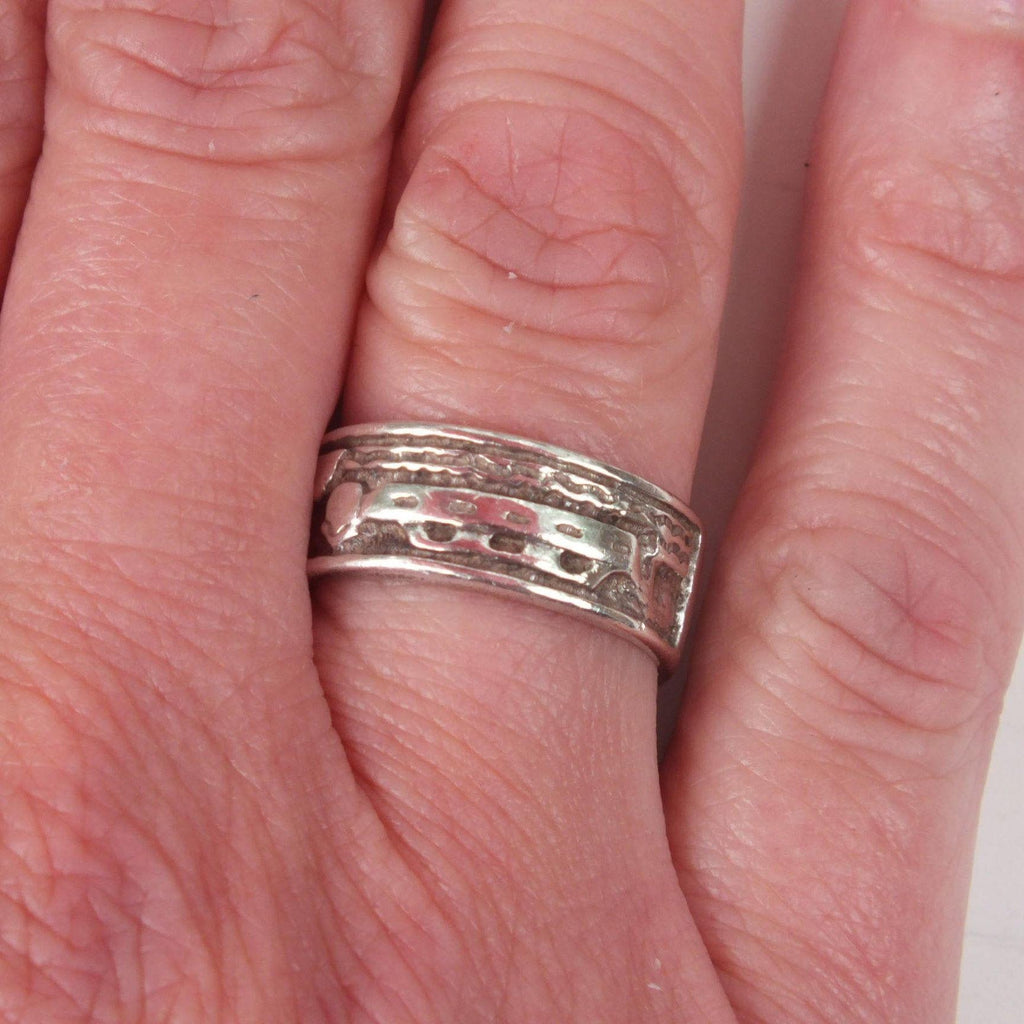 This vintage jewelry is uniquely designed and is a pretty sharp looking ring from yesteryear.