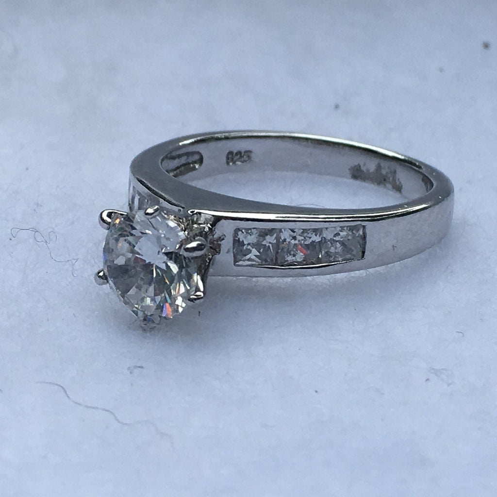 Stunning size 7 sterling silver solitaire ring with sparkling round simulated diamond main stone and 6 round side stones